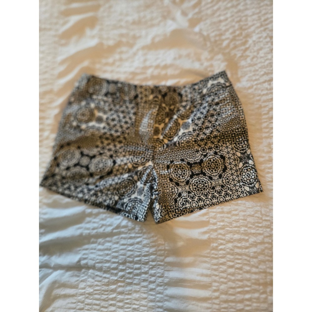 Artisan‎ NY Womens Black White Geometric Mandala Print Stretch Shorts Size 4 - Picture 2 of 5